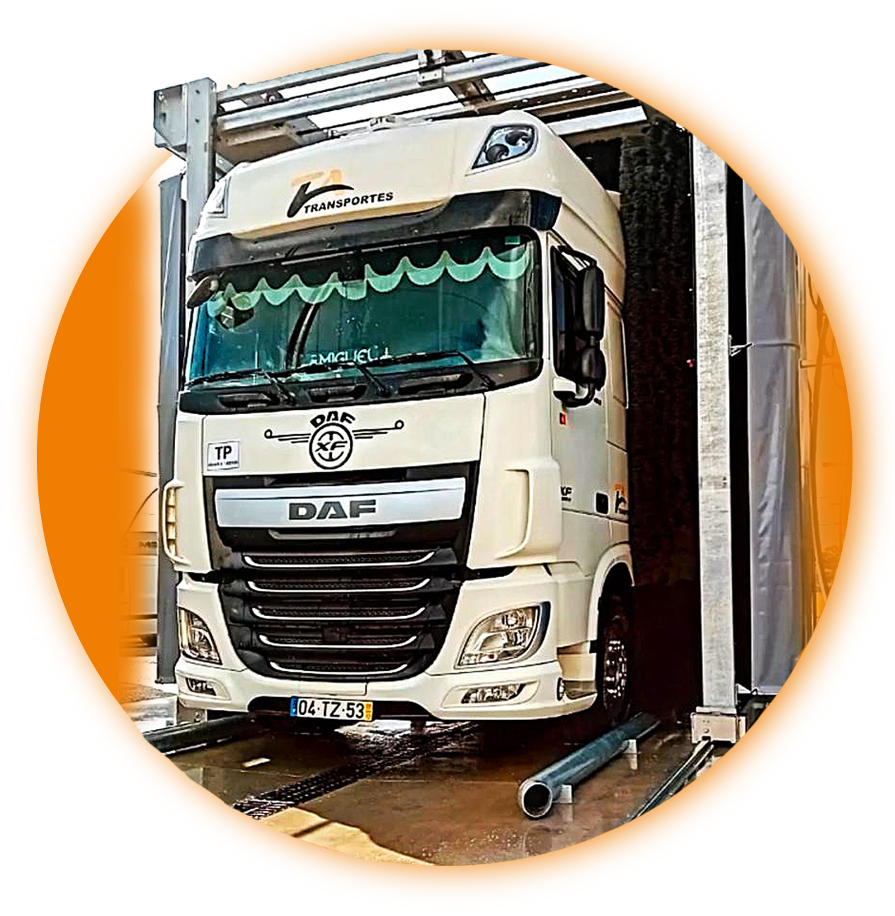 Imagem de frente de um camião dentro da máquina usada para levar camiões.