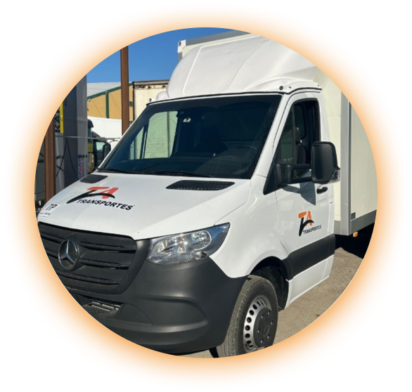 Imagem do serviço de distibuição, uma carrinha branca de frente com o logotipo da Ta Transportes na porta e na frente.